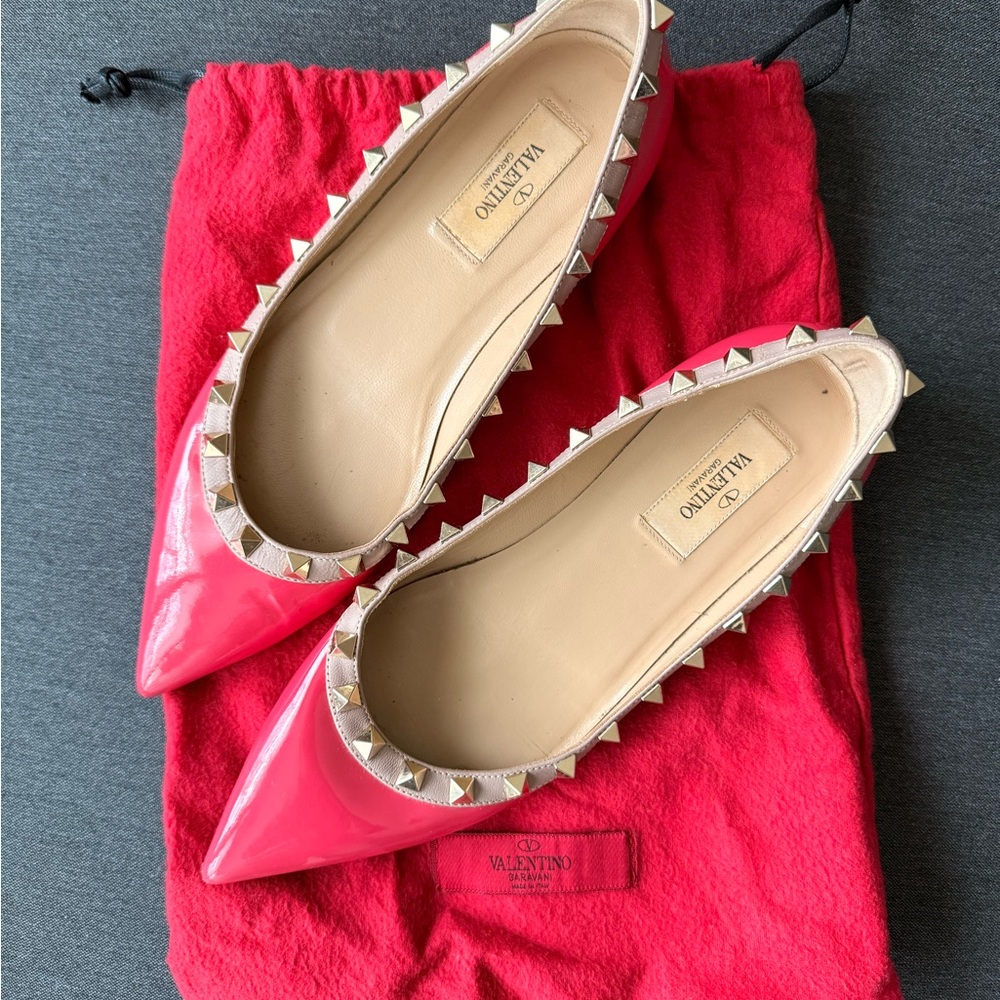 Valentino Garavani Patent Leather Rockstud Pointed Toe Flats in Bright Pink